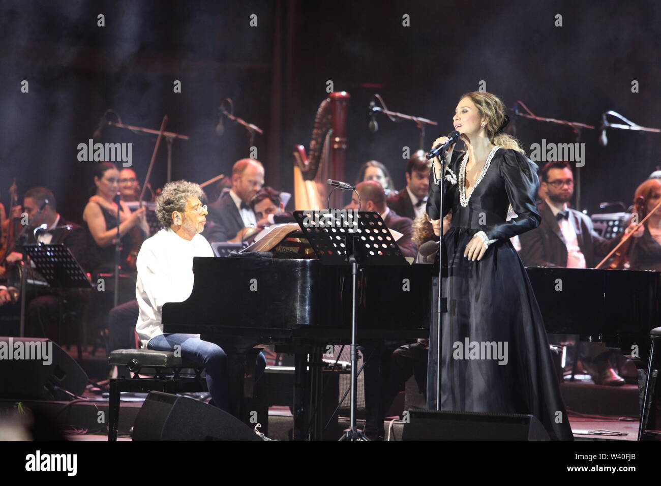 Beirut, Libano. 18 Luglio, 2019. Vincitore di un Oscar Gabriel Yared (L, anteriore) ed il cantante Yasmina Joumblatt (R) anteriore eseguire durante il Beiteddine Art Festival di Chouf, Libano, il 18 luglio 2019. Credito: Li Liangyong/Xinhua/Alamy Live News Foto Stock