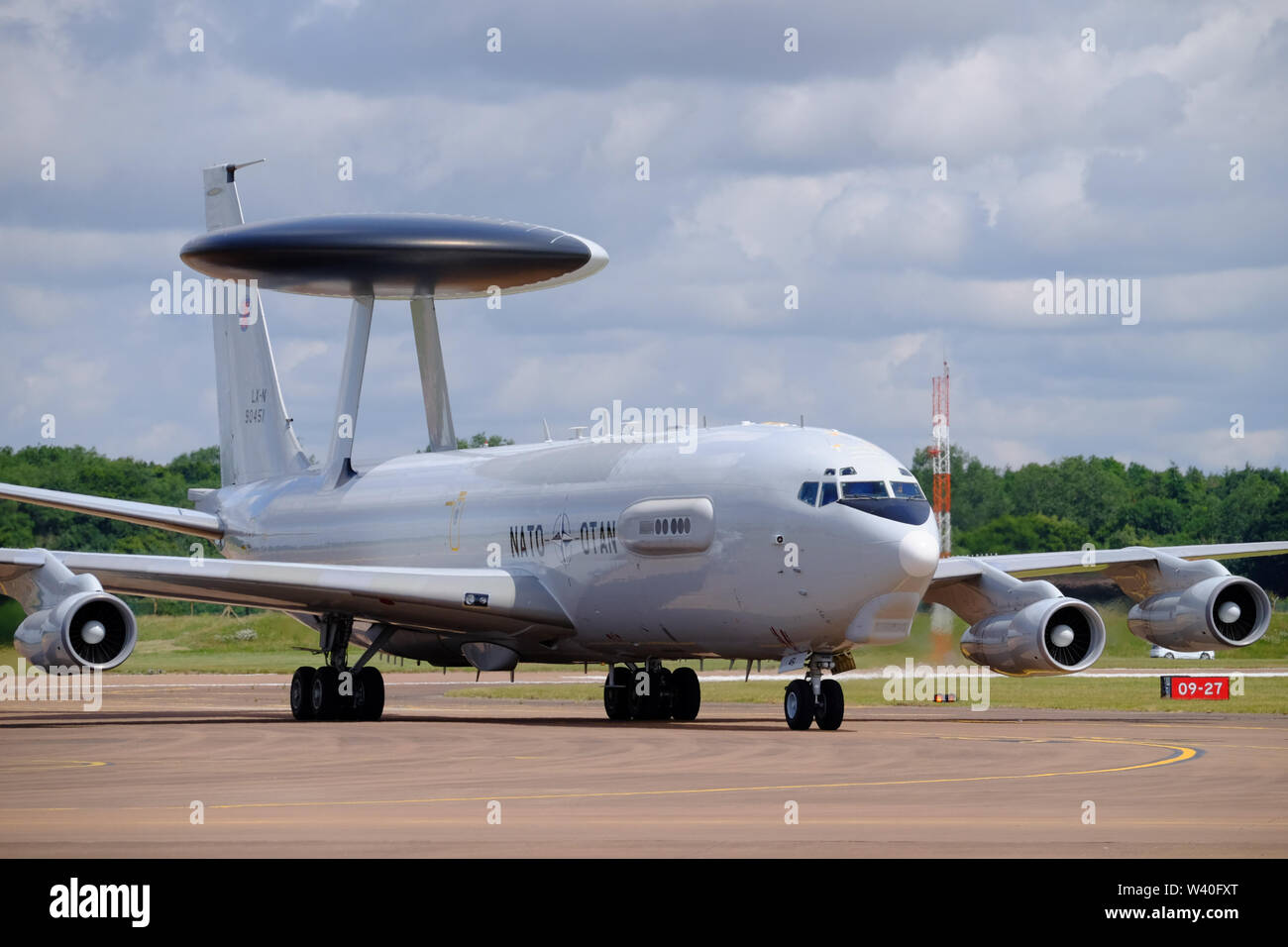 Fairford, Gloucestershire, UK. Il 18 luglio 2018. Giorno 2 degli arrivi per il 2019 Royal International Air Tattoo. Aeromobili continuano ad arrivare a questo premio airshow di alcuni basta fare un flypast e terreni, ma più emozionanti in mostra erano messi a. Gli aeromobili provenienti da oltre 20 nazioni parteciperà fornendo statica e dinamica visualizza. Oltre 180.000 visitatori sono attesi nel corso del fine settimana. Nella foto è un Boeing E-3A AWACS della NATO Foto Stock