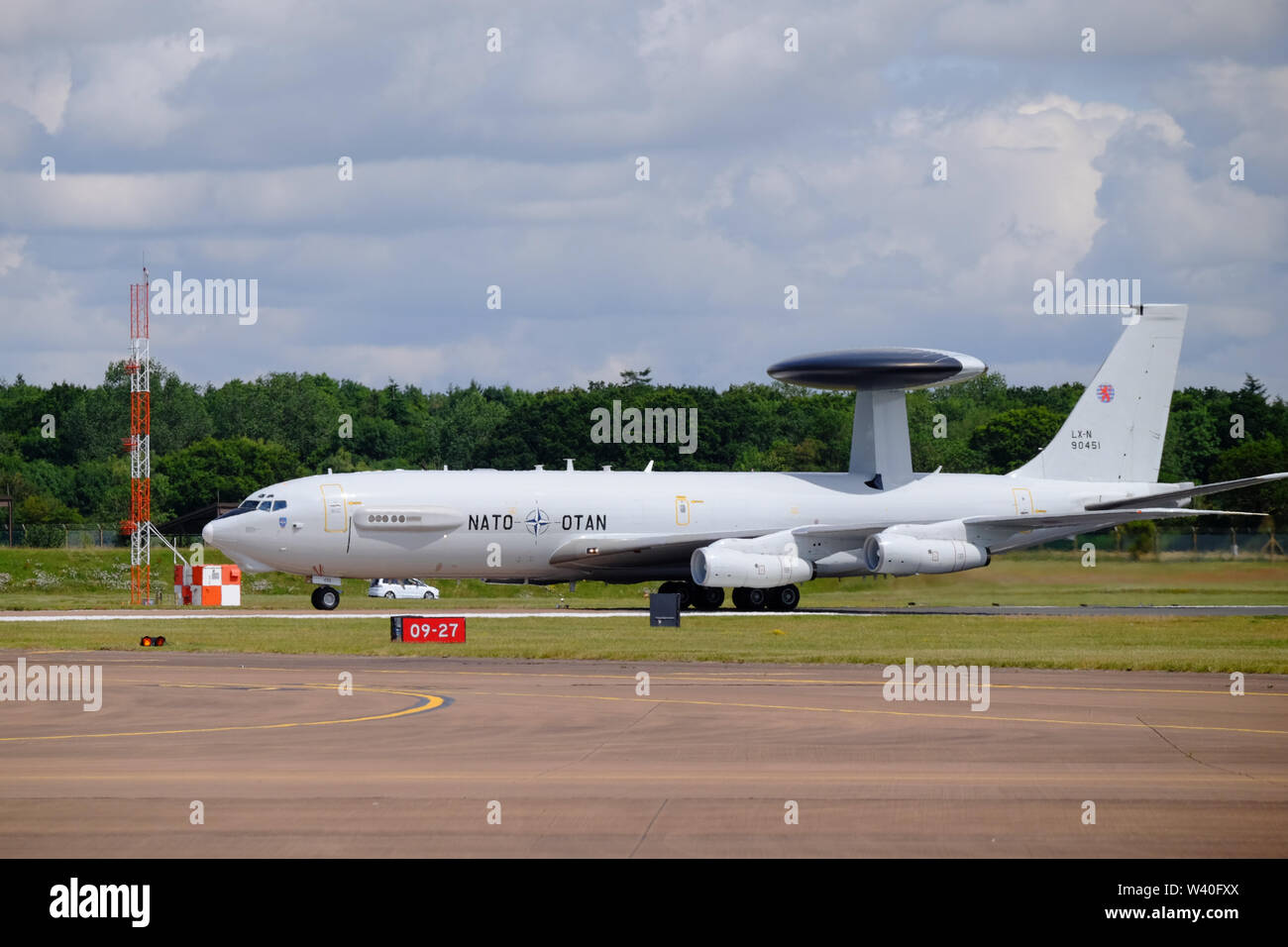 Fairford, Gloucestershire, UK. Il 18 luglio 2018. Giorno 2 degli arrivi per il 2019 Royal International Air Tattoo. Aeromobili continuano ad arrivare a questo premio airshow di alcuni basta fare un flypast e terreni, ma più emozionanti in mostra erano messi a. Gli aeromobili provenienti da oltre 20 nazioni parteciperà fornendo statica e dinamica visualizza. Oltre 180.000 visitatori sono attesi nel corso del fine settimana. Nella foto è un Boeing E-3A AWACS della NATO Foto Stock