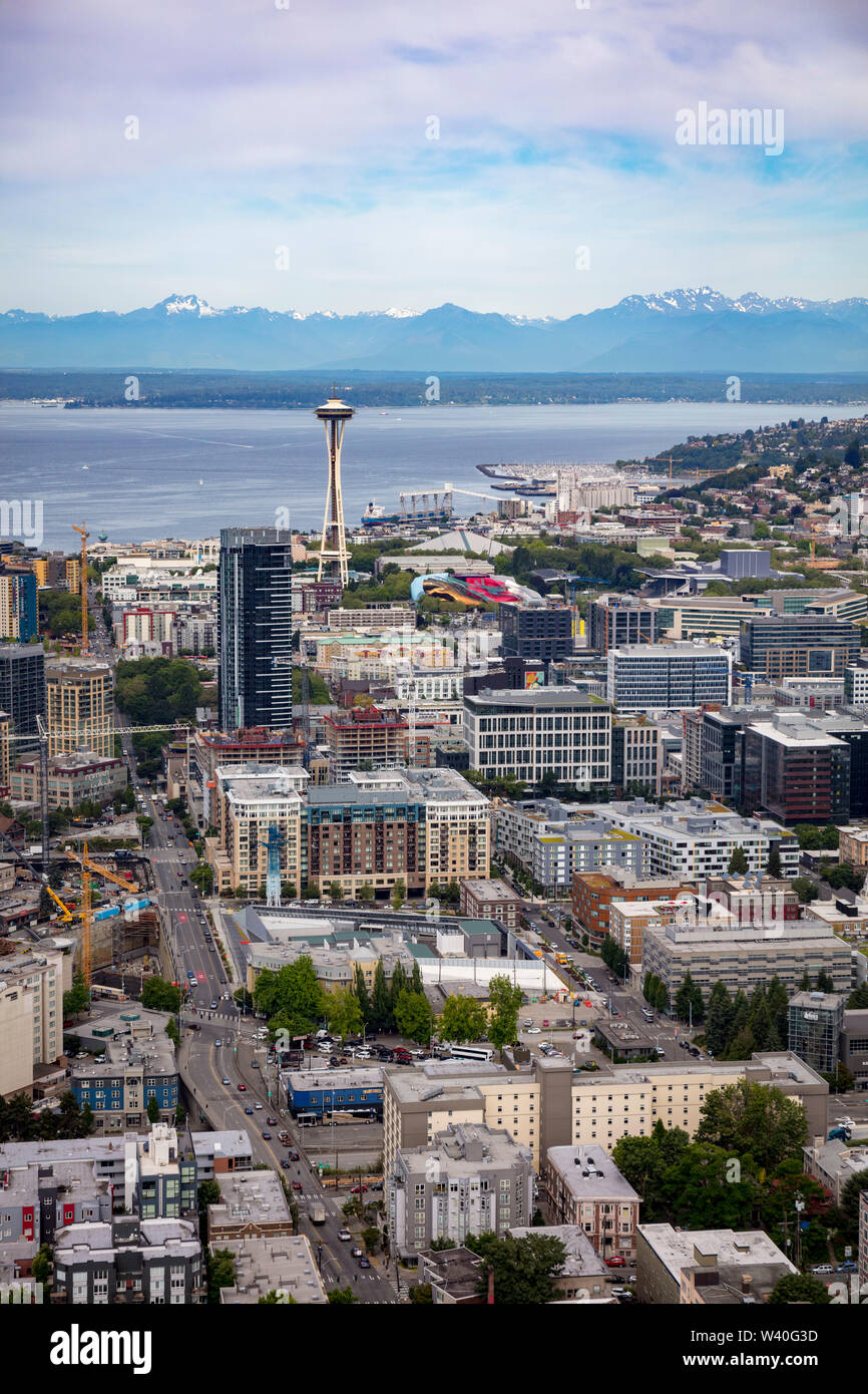 Vista aerea dello Spazio ago dal centro cittadino di Seattle, nello Stato di Washington, USA Foto Stock