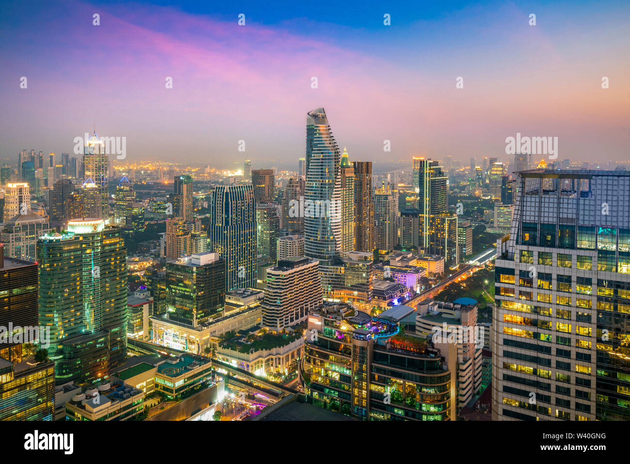 Edificio moderno a Bangkok nel quartiere degli affari di Bangkok City con skyline di notte, Thailandia. Foto Stock