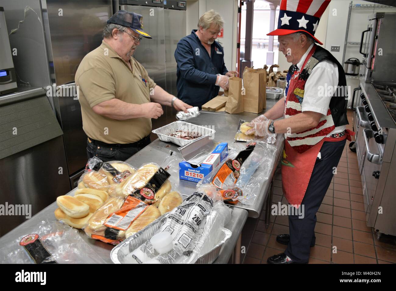 3 veterani militari rendendo al sacco per la consegna ai veterinari - azione positiva da veri veterinari per gli altri in alcune necessità in America USA California Santa Maria Foto Stock