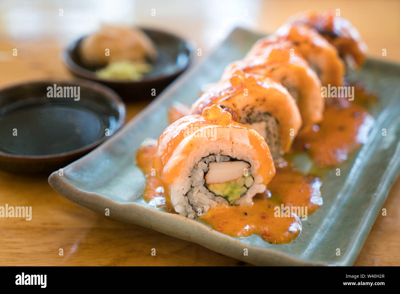 Philadelphia Roll sushi con salmone e gamberetti, avocado, crema di formaggio. Menu Sushi. Il cibo giapponese. Foto Stock