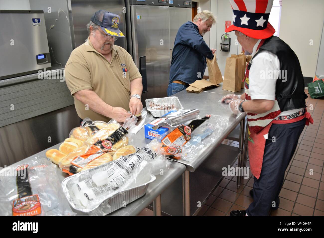 3 veterani militari rendendo al sacco per la consegna ai veterinari - azione positiva da veri veterinari per gli altri in alcune necessità in America USA California Santa Maria Foto Stock
