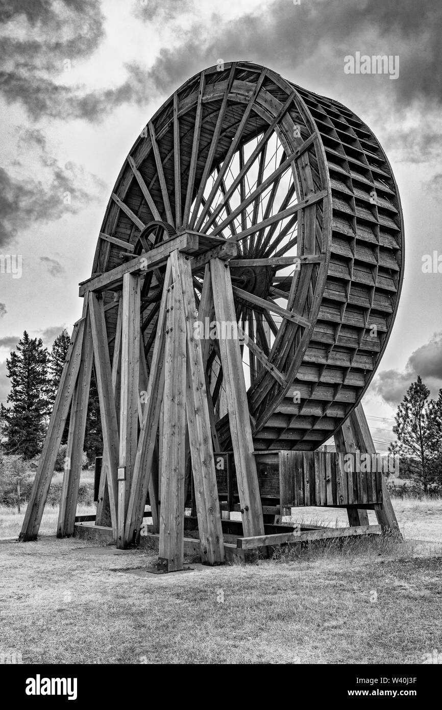 Canada, British Columbia, Fort Steele, restaurato Perry Creek ruota di acqua, monocromatica, B&W Foto Stock