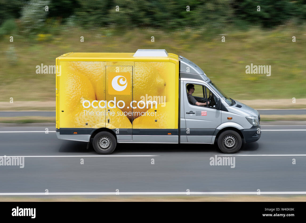 Una consegna Ocado van viaggia lungo la A556 strada in Alderley Edge, Cheshire, Regno Unito. Foto Stock