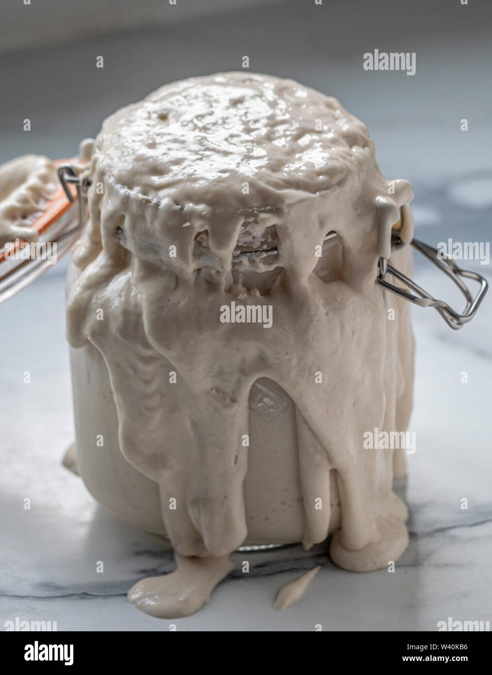 Pasta madre cultura kilner traboccare il vaso in cucina dovuta alla fermentazione di esplosivo Foto Stock