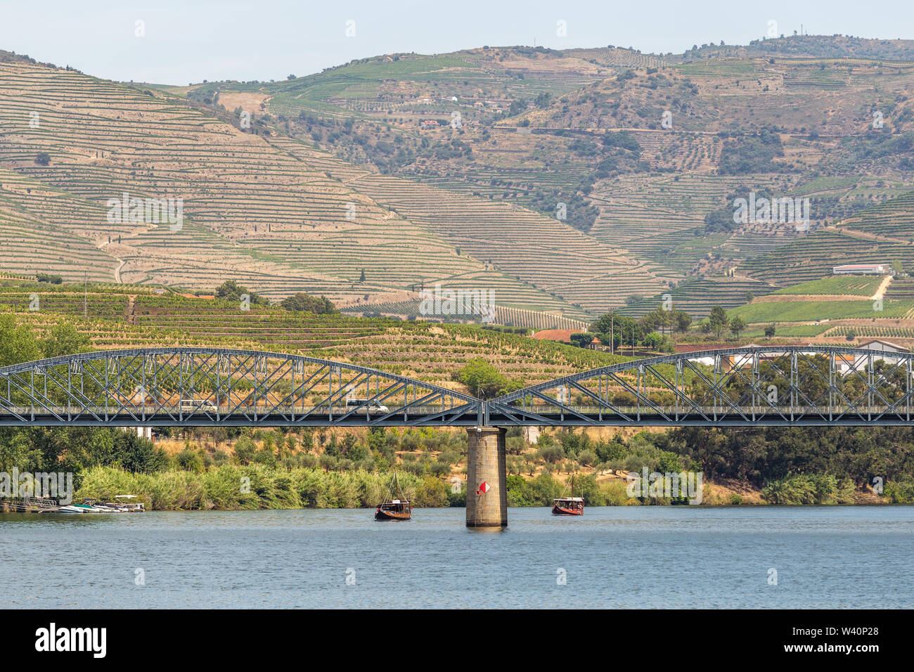 Pinhão villaggio all'Alto Douro Vinhateiro, Fiume Douro, bridge e vigneti Foto Stock