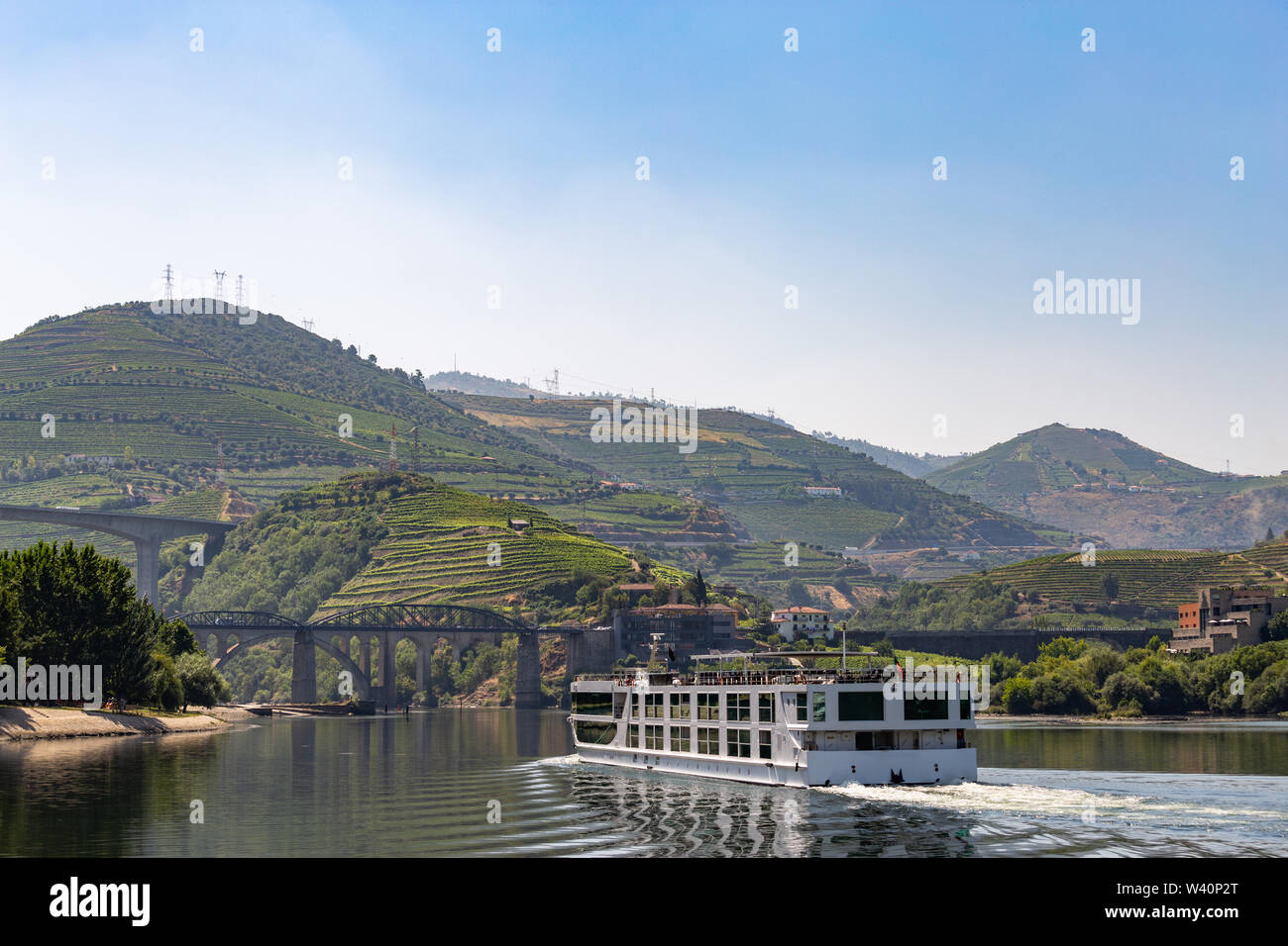 Crociera turistica risalendo il fiume, tenendo i turisti a vedere i terrazzi e vigneti Foto Stock