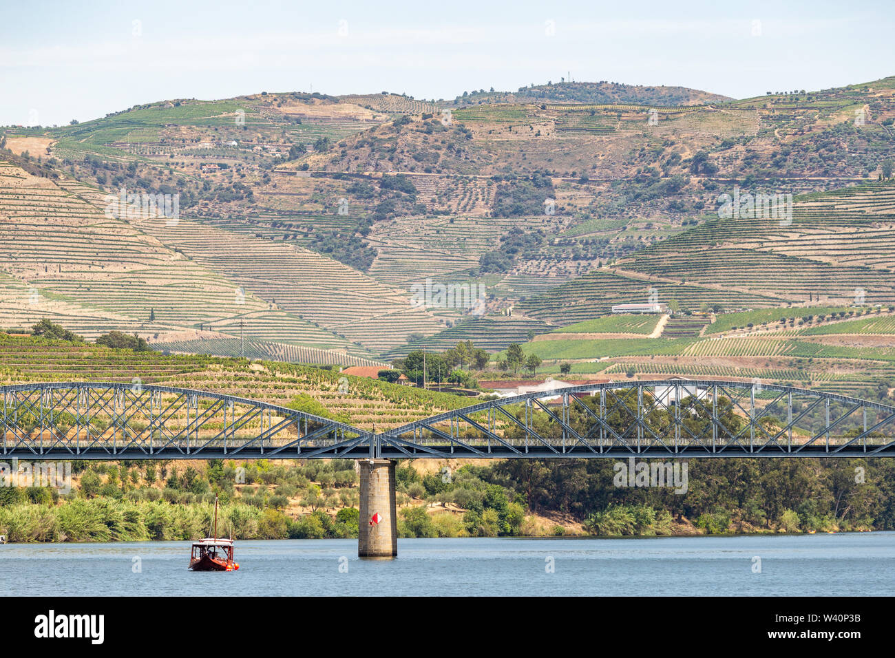 Pinhão villaggio all'Alto Douro Vinhateiro, Fiume Douro, bridge e vigneti Foto Stock