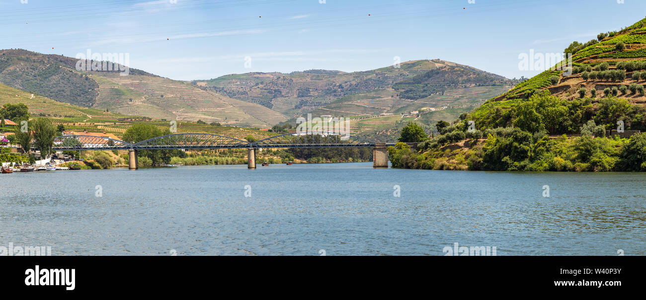Pinhão villaggio all'Alto Douro Vinhateiro, Fiume Douro, bridge e vigneti Foto Stock