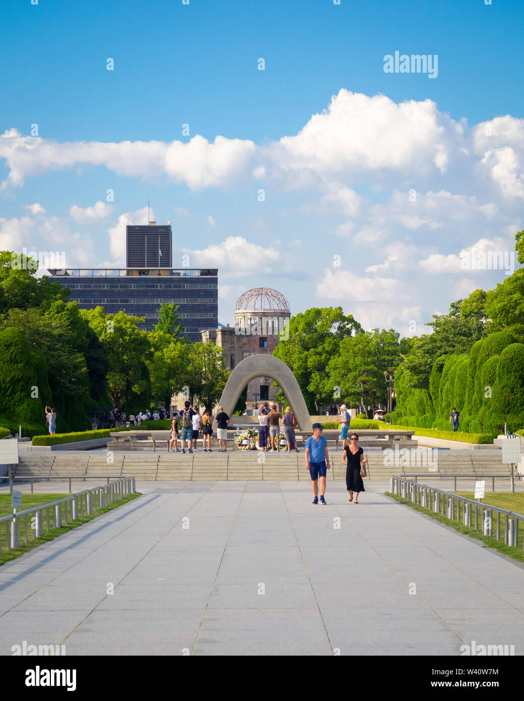 Hiroshima Peace Memorial Park (広島平和記念公園 Hiroshima Heiwa Kinen Kōen), con il Memoriale Centograph, fiamma di pace e A-Bomb Dome. Hiroshima, Giappone. Foto Stock