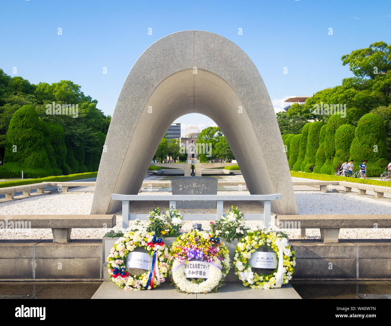 Hiroshima Peace Memorial Park (広島平和記念公園 Hiroshima Heiwa Kinen Kōen), con il Memoriale Centograph, fiamma di pace e A-Bomb Dome. Hiroshima, Giappone. Foto Stock
