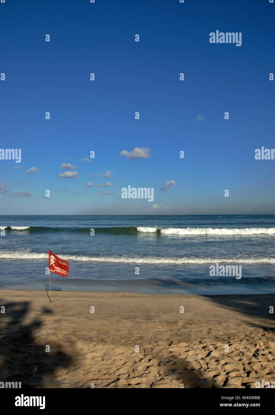 Una red flag di sicurezza su una spiaggia di mattina. Foto Stock