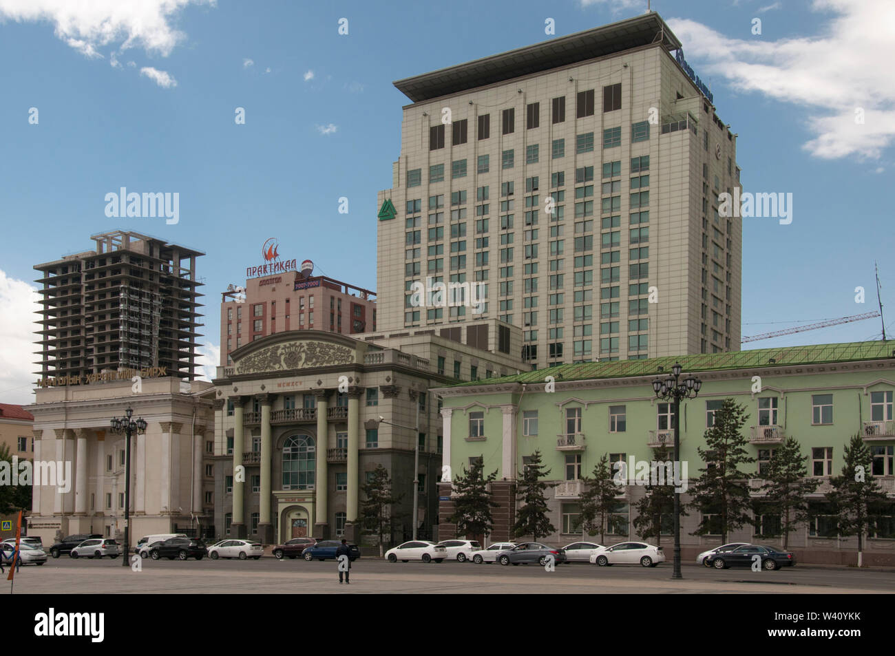 Pubblico e gli edifici aziendali su Sukhbaatar Square nel centro cittadino di Ulaanbaatar (Ulan Bator), la capitale mongola Foto Stock