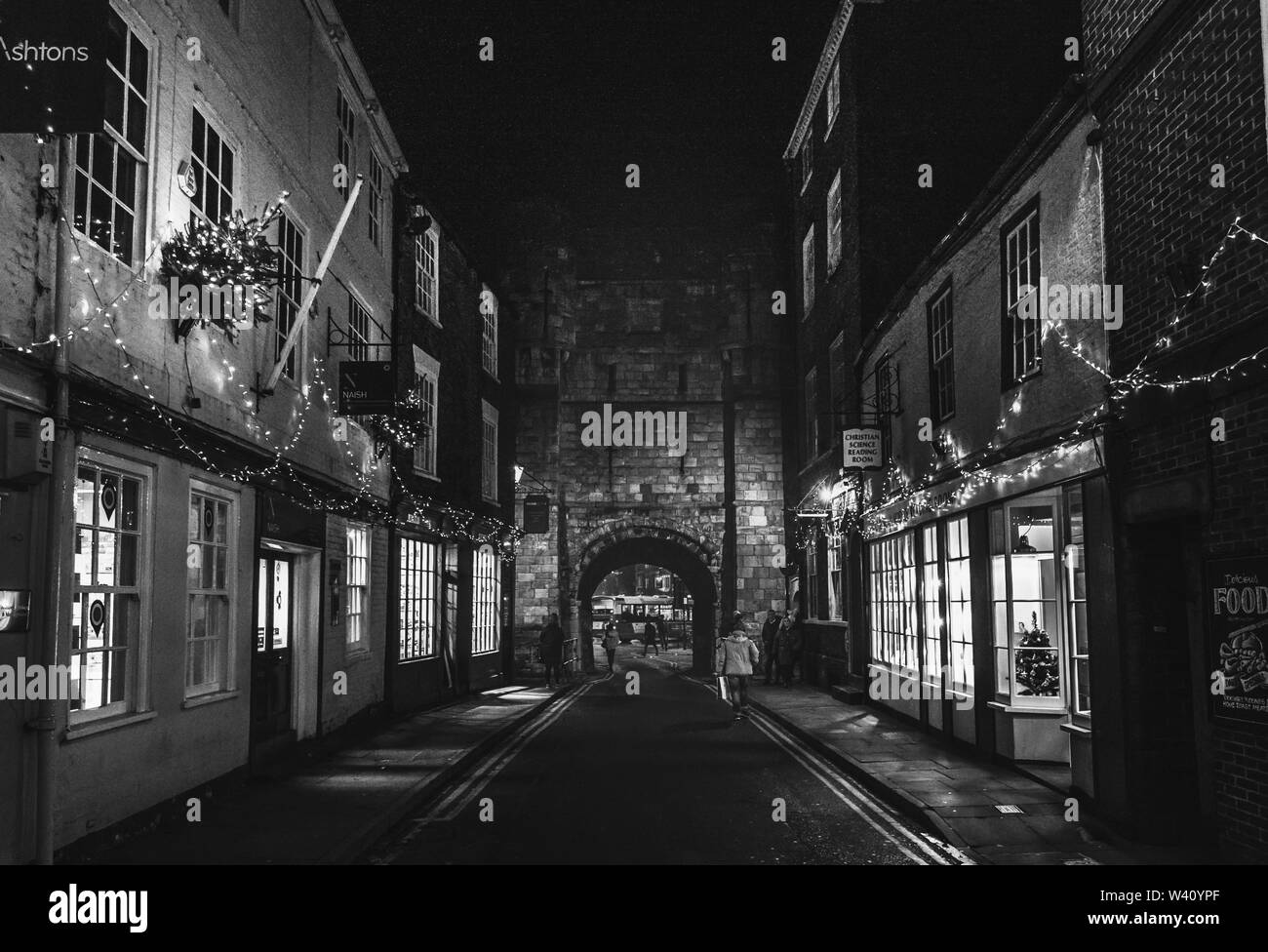 YORK, Inghilterra, dicembre 11, 2018: la gente camminare nelle bellissime strade medievali della città di York, Regno Unito, circondato dalle mura antiche della città Foto Stock