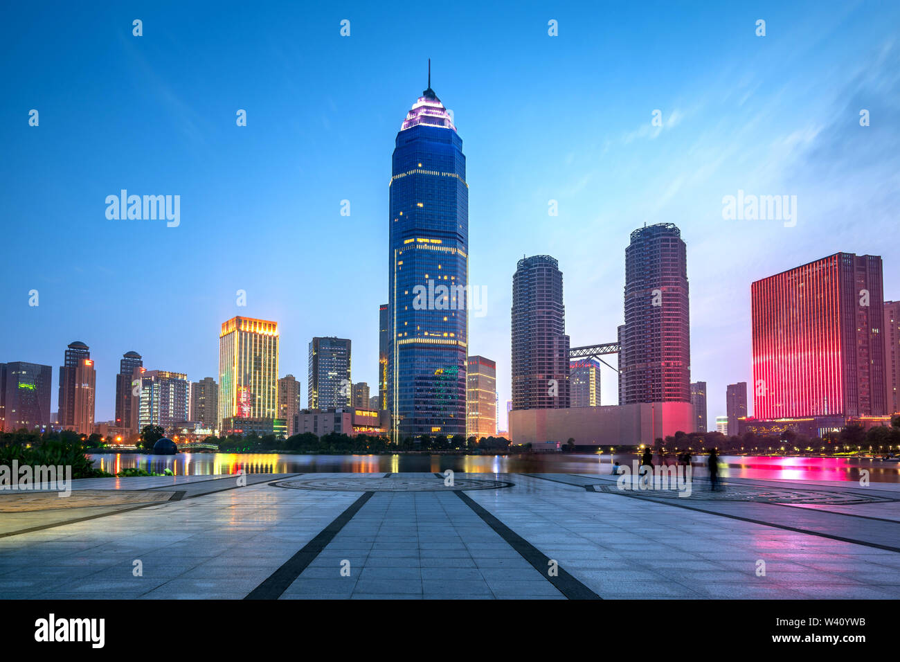 City Square e moderni grattacieli, Shaoxing, Cina. Foto Stock