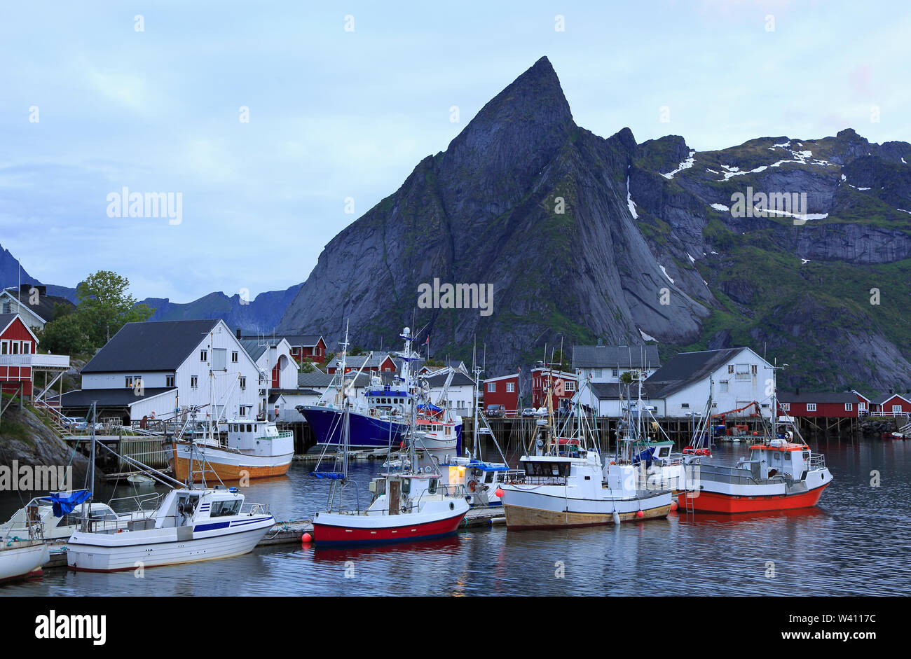 Tradizionale pesca norvegese cottages, capanne, isola Hamnøy, Reine in Lofoten in Norvegia settentrionale Foto Stock