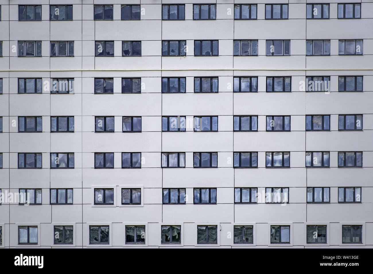 Primo piano di molte finestre in palazzo residenziale a Minsk, Bielorussia Foto Stock