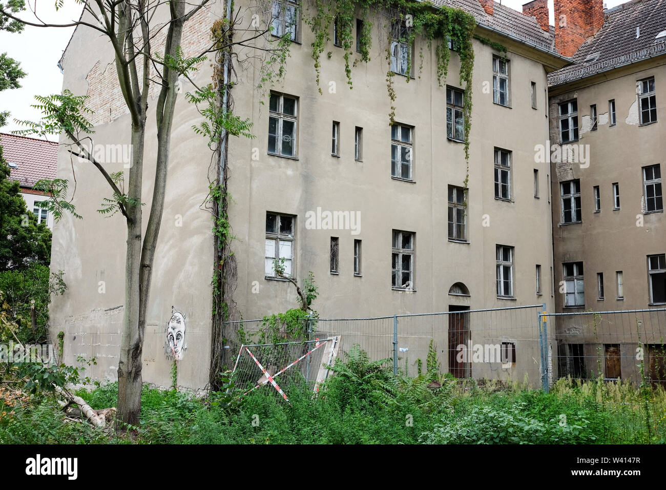 Berlino, Germania. Il 15 luglio 2019. Vacante, fatiscente edifici residenziali nell'angolo Loreleystraße Ehrenfelsstraße in Karlshorst. Si tratta di un ex blocco di appartamenti dell'Armata Rossa. Credito: Jens Kalaene/dpa-Zentralbild/ZB/dpa/Alamy Live News Foto Stock