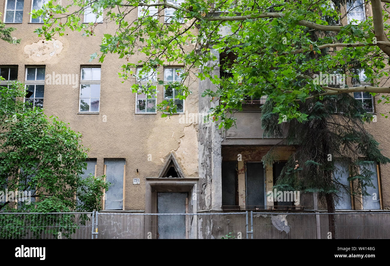 Berlino, Germania. Il 15 luglio 2019. Vacante, fatiscente edifici residenziali nell'angolo Loreleystraße Ehrenfelsstraße in Karlshorst. Si tratta di un ex blocco di appartamenti dell'Armata Rossa. Credito: Jens Kalaene/dpa-Zentralbild/ZB/dpa/Alamy Live News Foto Stock