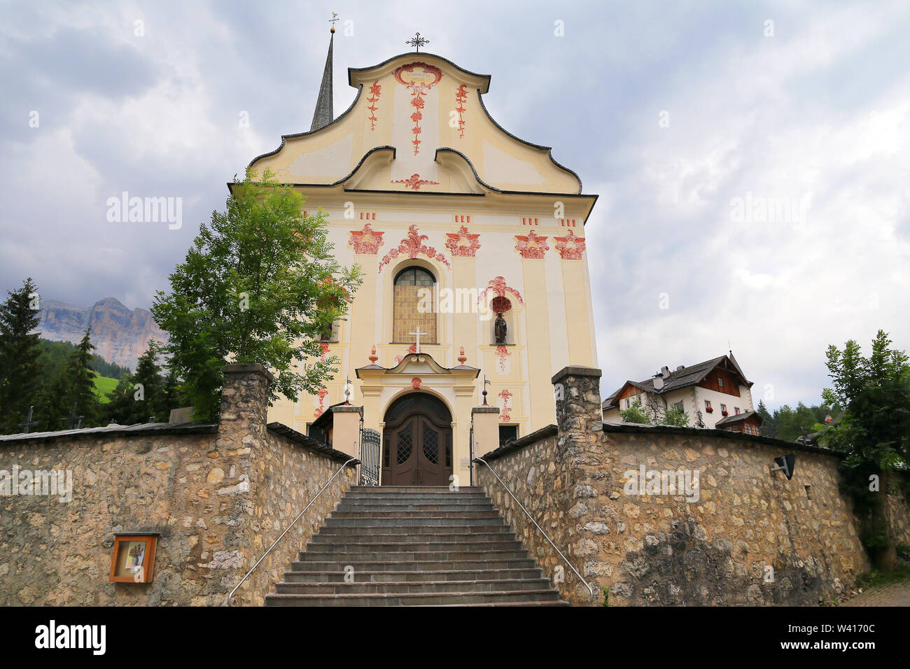 Chiesa di San Giacomo e San Leonardo in Alta Badia - Dolomiti Foto Stock