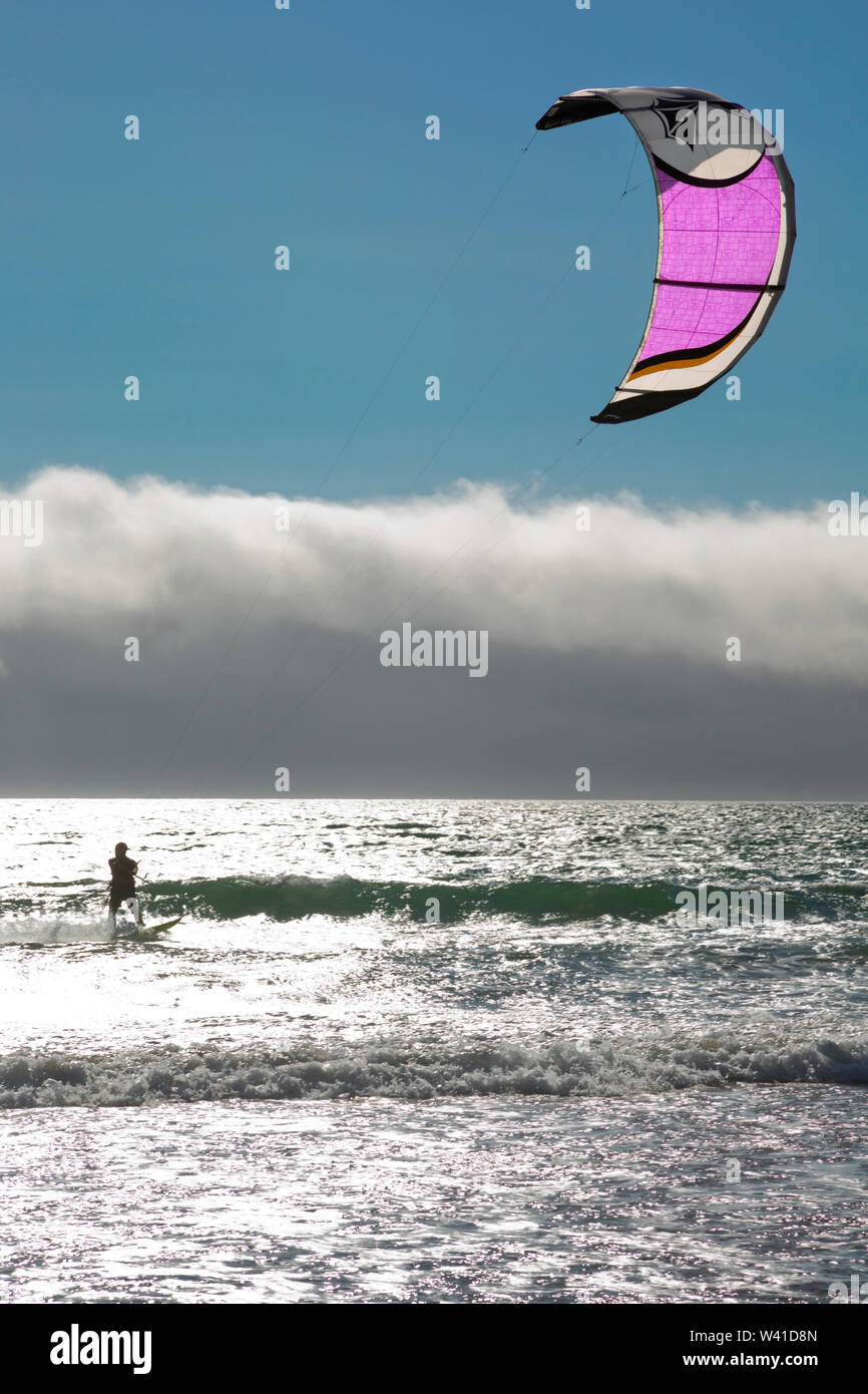 Kitesurfer in controluce Foto Stock