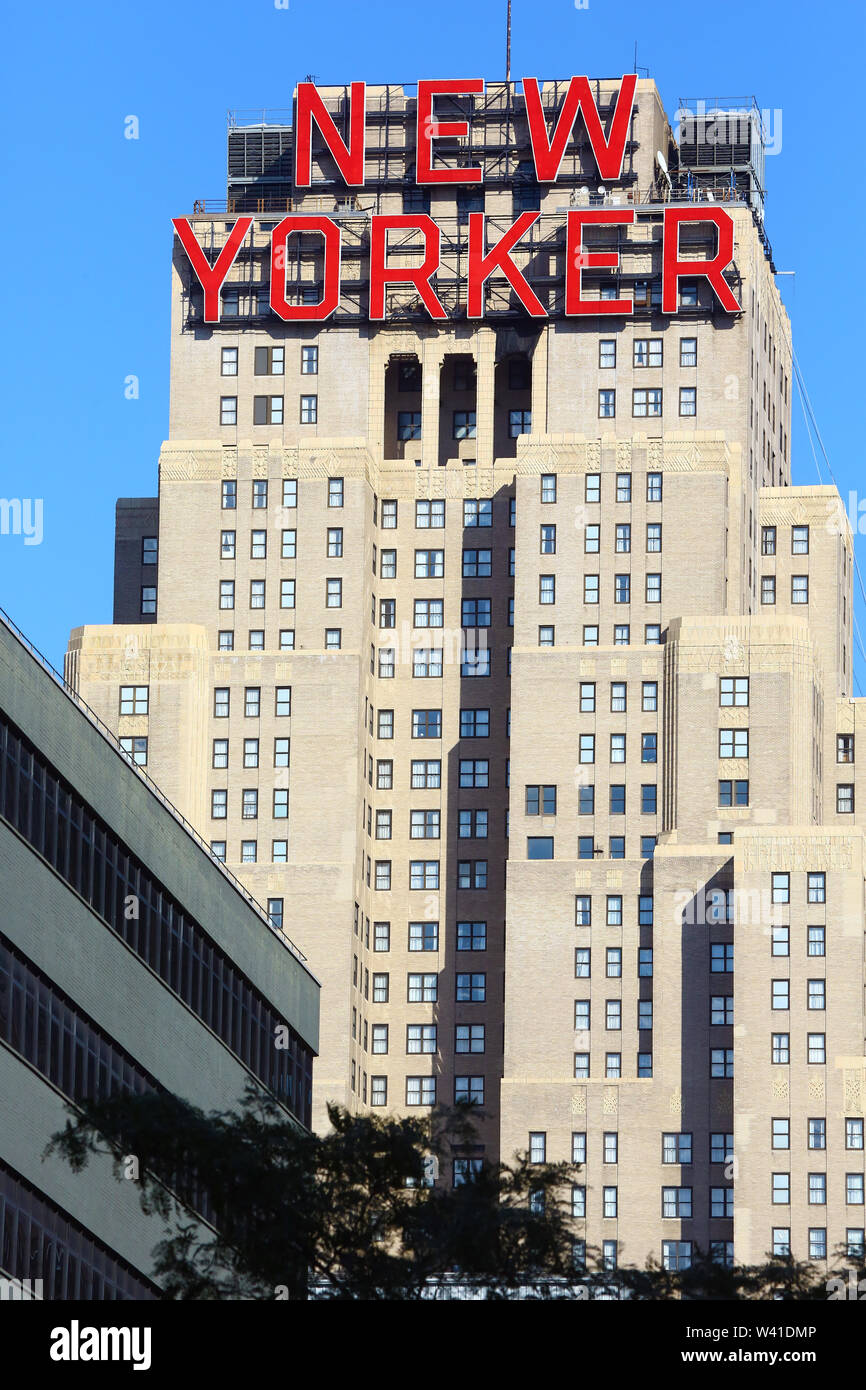 Edificio con enorme New Yorker segno Foto Stock