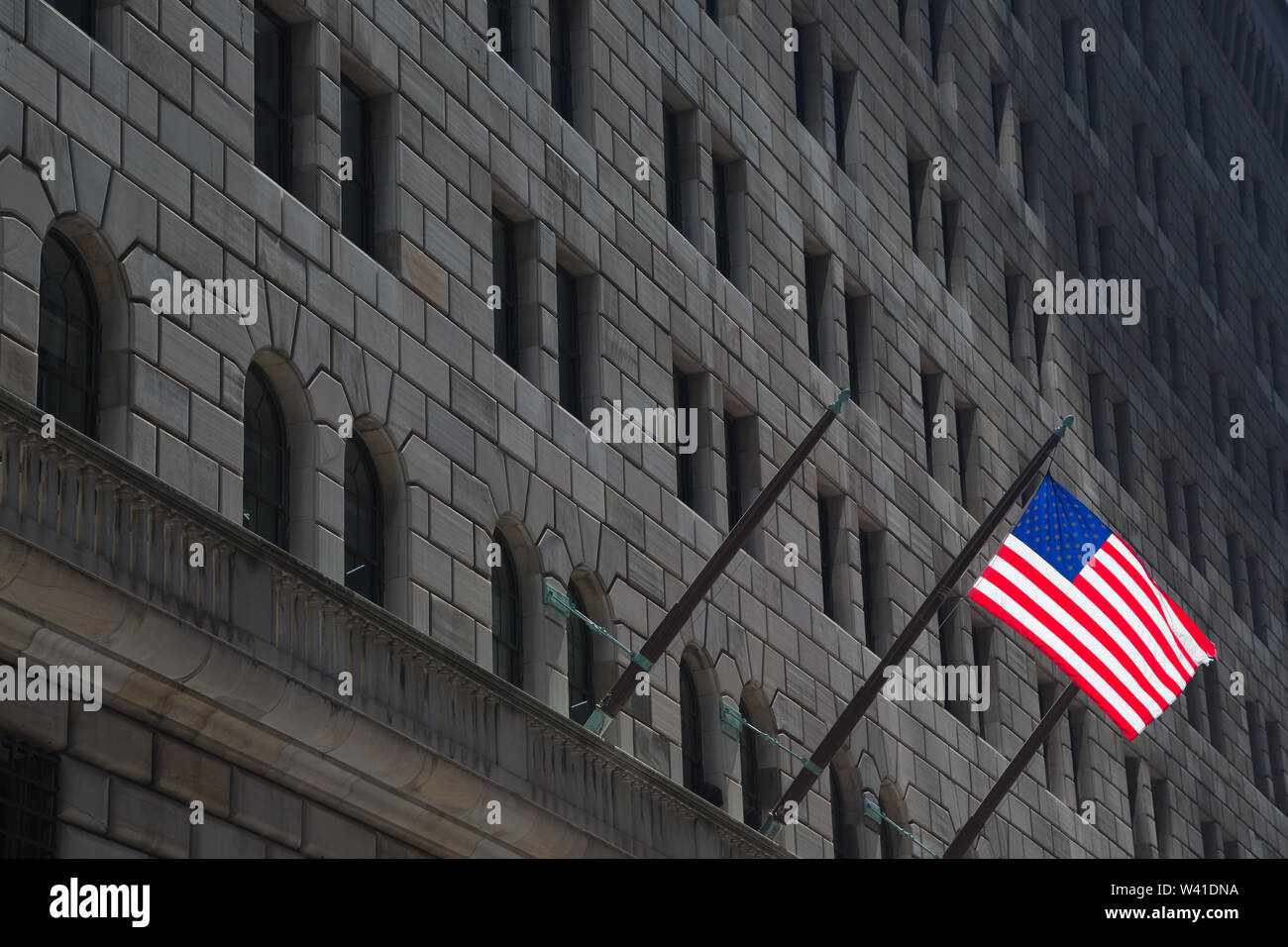 Federal Reserve building & American Flag, New York Foto Stock