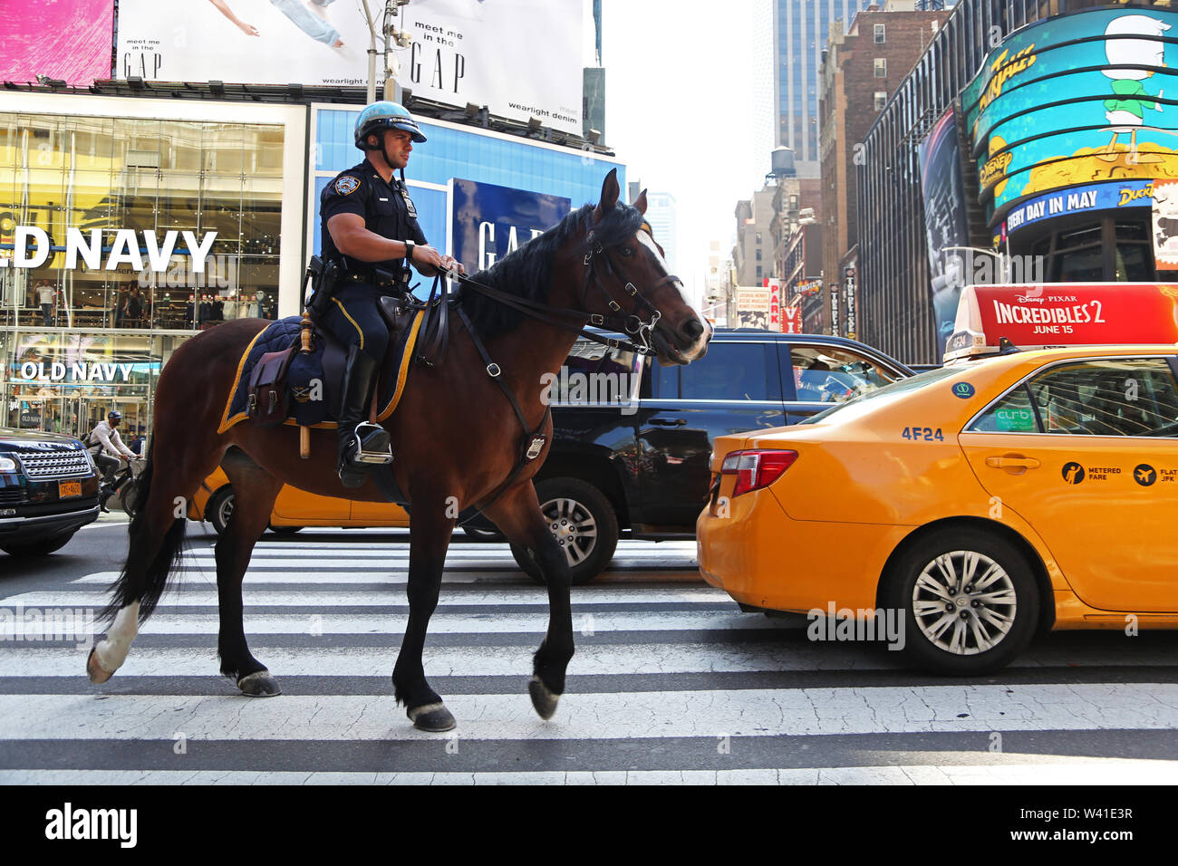 Un poliziotto a cavallo nel centro di Manhattan Foto Stock