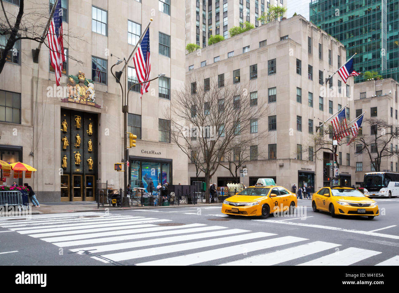 Taxi e il Rockefeller Center di Manhattan Foto Stock