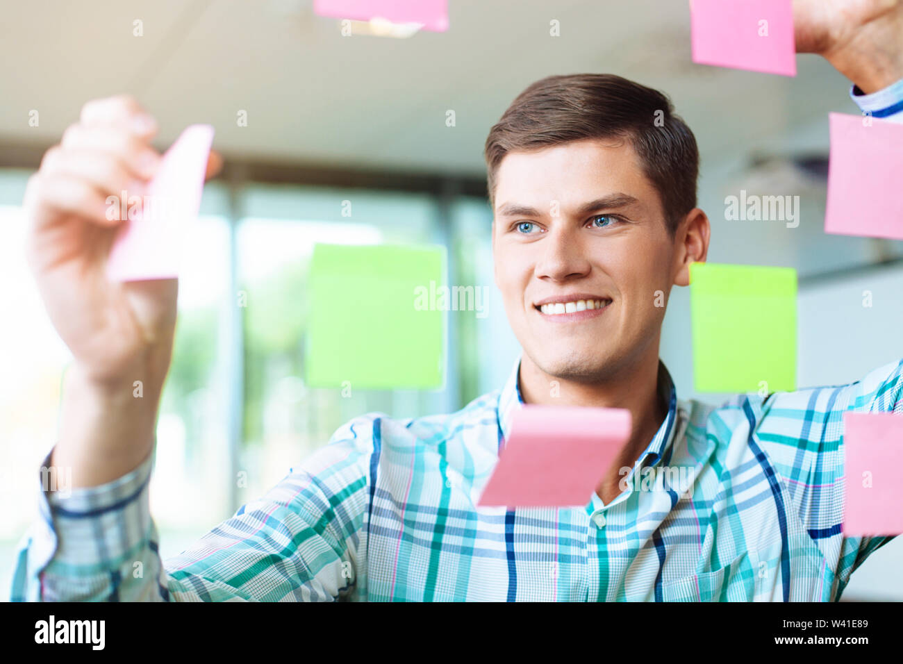 I giovani un dipendente che lavora in ufficio Foto Stock