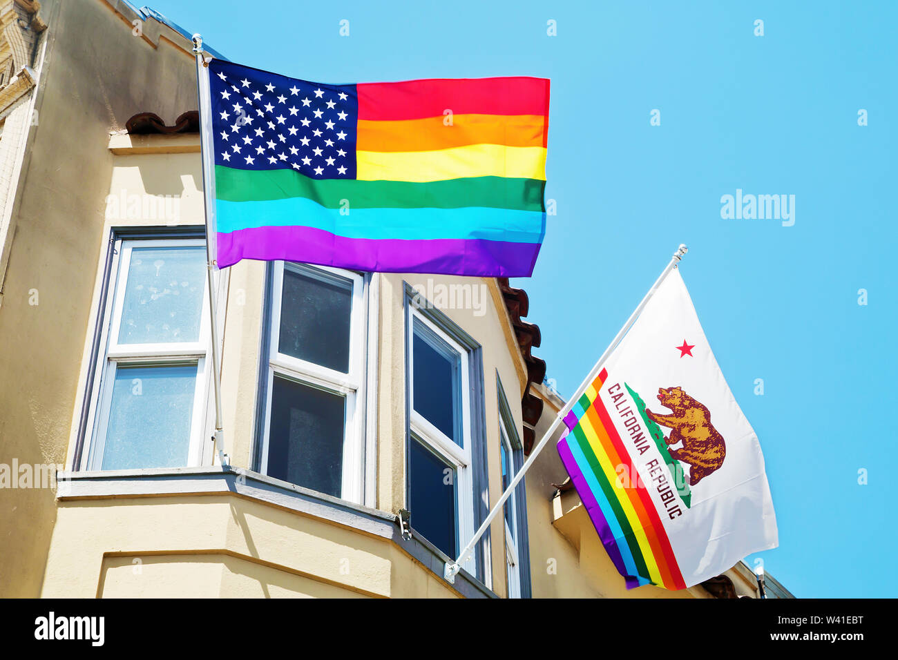 Bandiere in Castro, quartiere gay di San Francisco Foto Stock
