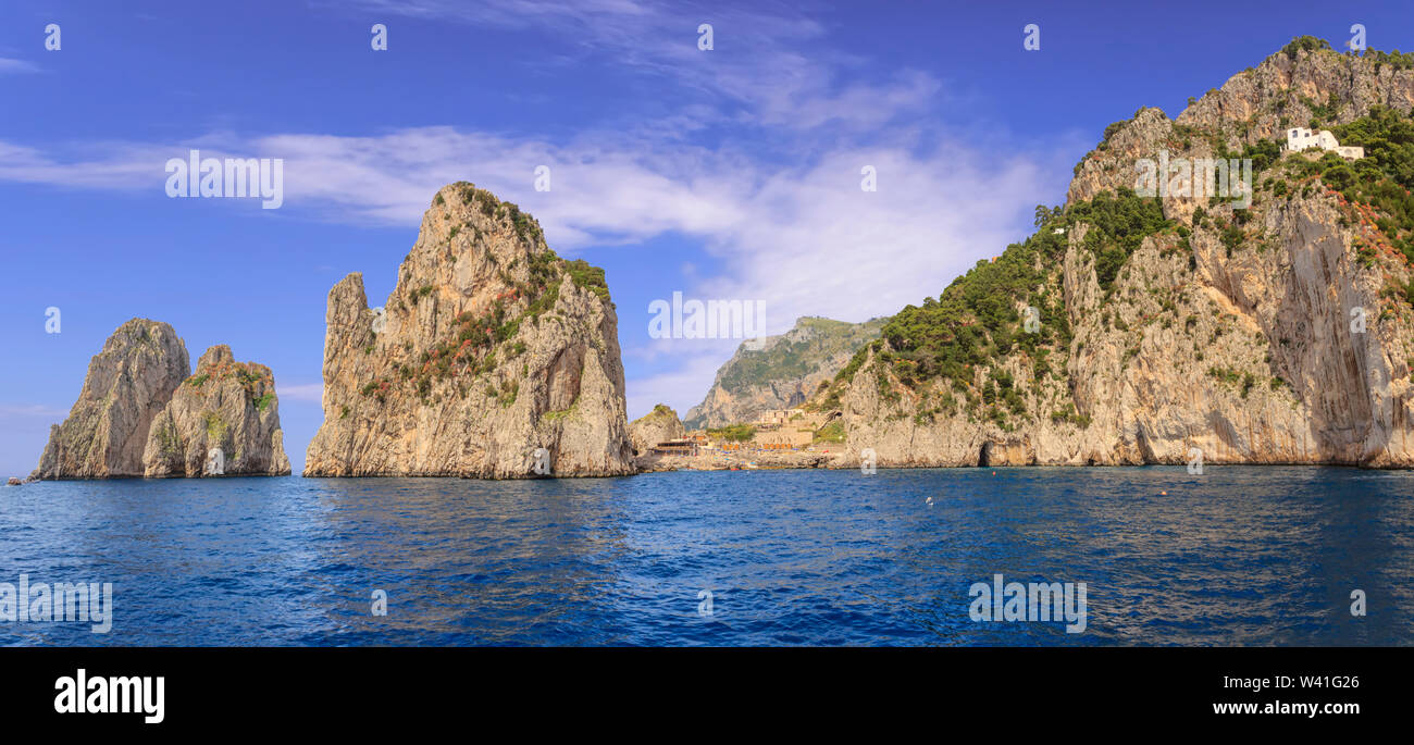 Tre famosi Faraglioni nella baia di Napoli sulla costa dell'isola di Capri, Italia. Pile di Capri, il simbolo dell'isola. Foto Stock