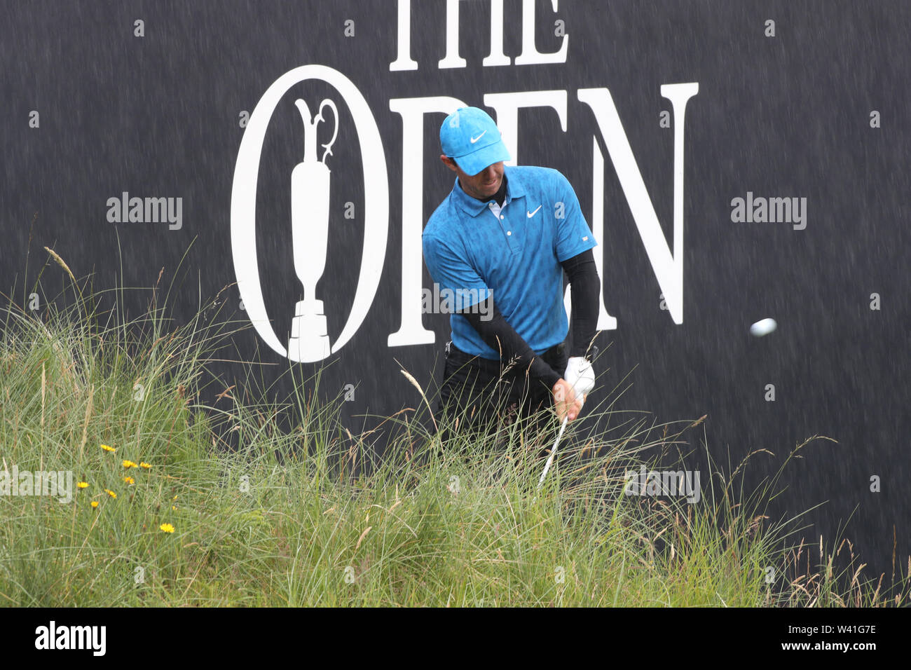 In Irlanda del Nord la Rory McIlroy chips sul diciottesimo foro verde durante il primo round della 148th British Open Championship al Royal Portrush Golf Club nella contea di Antrim, Irlanda del Nord, il 18 luglio 2019. Credito: Koji Aoki AFLO/sport/Alamy Live News Foto Stock