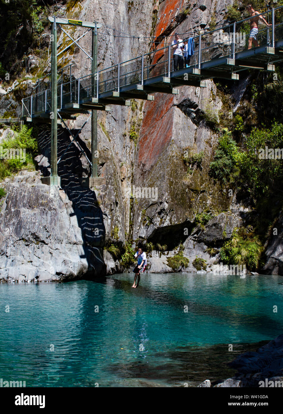 Salta fuori il ponte sopra il pool di blu, Wanaka Nuova Zelanda Foto Stock