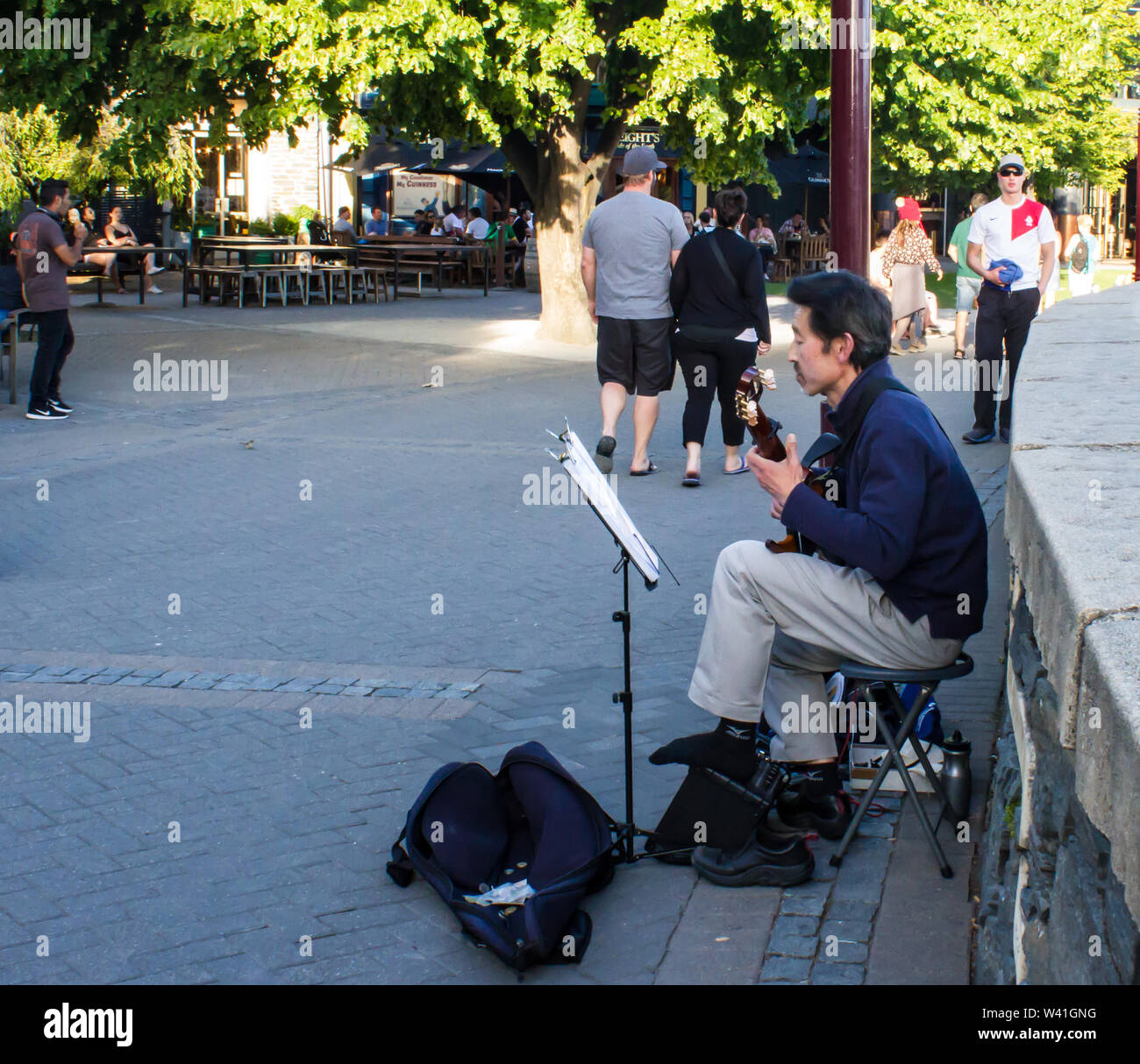 Musicista di strada a Queenstown, Nuova Zelanda Foto Stock