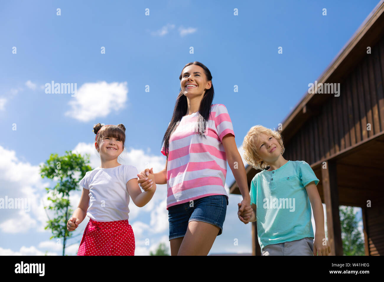 I bambini e la mamma sorridente e gode di fantastiche giornate estive Foto Stock