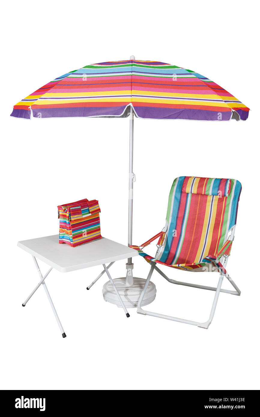Multicolor ombrellone e sdraio sulla spiaggia e la spiaggia tabella isolato su bianco con tracciato di ritaglio Foto Stock