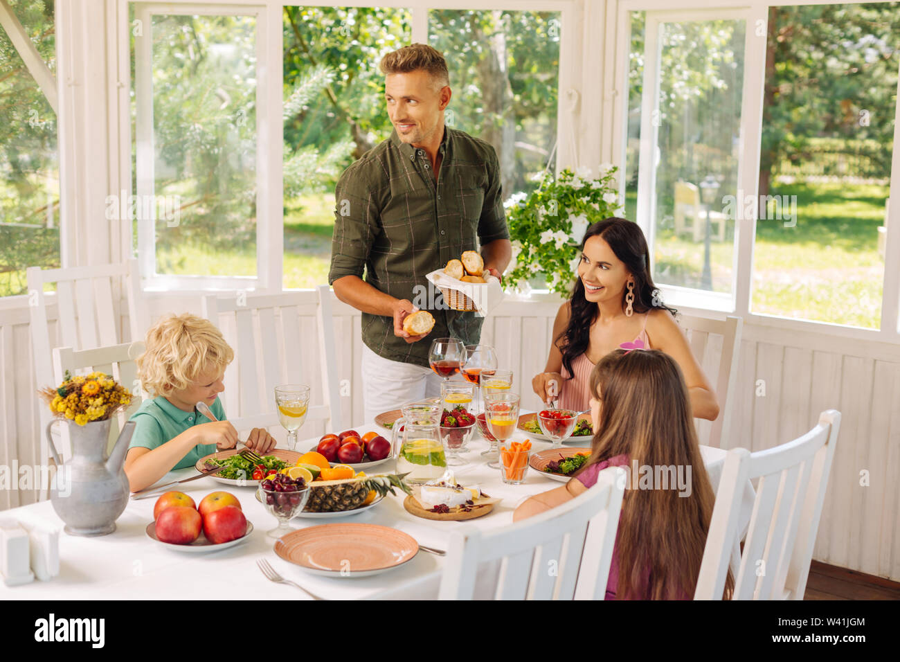 Il Daddy portando un po' di pane pur avendo pranzo di famiglia al di fuori Foto Stock