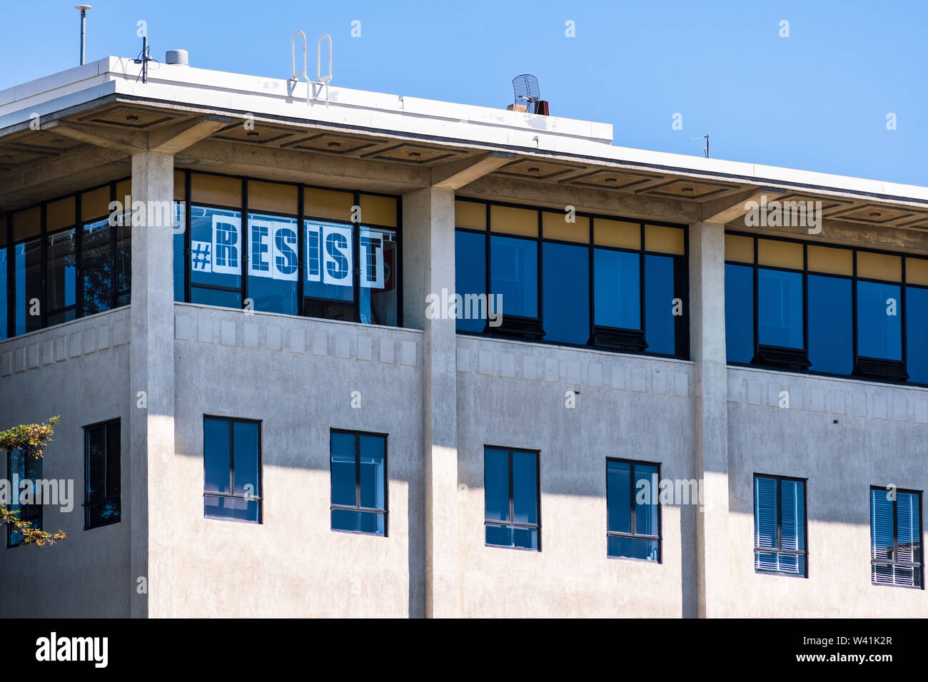 Luglio 13, 2019 Berkeley / CA / STATI UNITI D'AMERICA - #Resist display segno su windows di Scienze della Terra Biblioteca e collezioni mappa nel campus della UC Berkeley Foto Stock