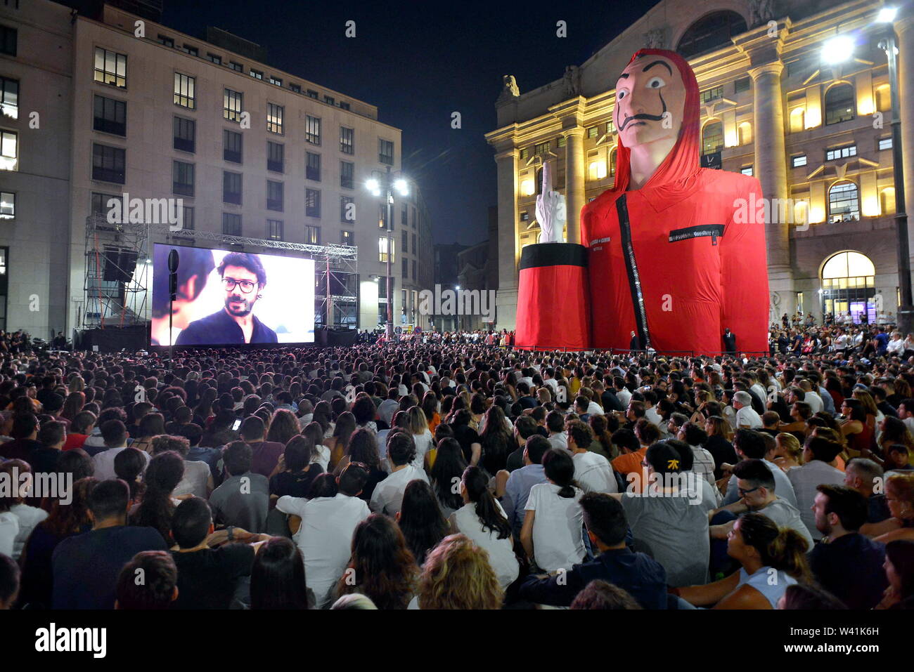 Piazza Affari anteprima della serie televisiva, La Casa di carta, una piazza piena di spettatori (Maurizio Maule/fotogramma, Milano - 2019-07-19) p.s. la foto e' utilizzabile nel rispetto del contesto in cui e' stata scattata, e senza intento diffamatorio del decoro delle persone rappresentate Foto Stock