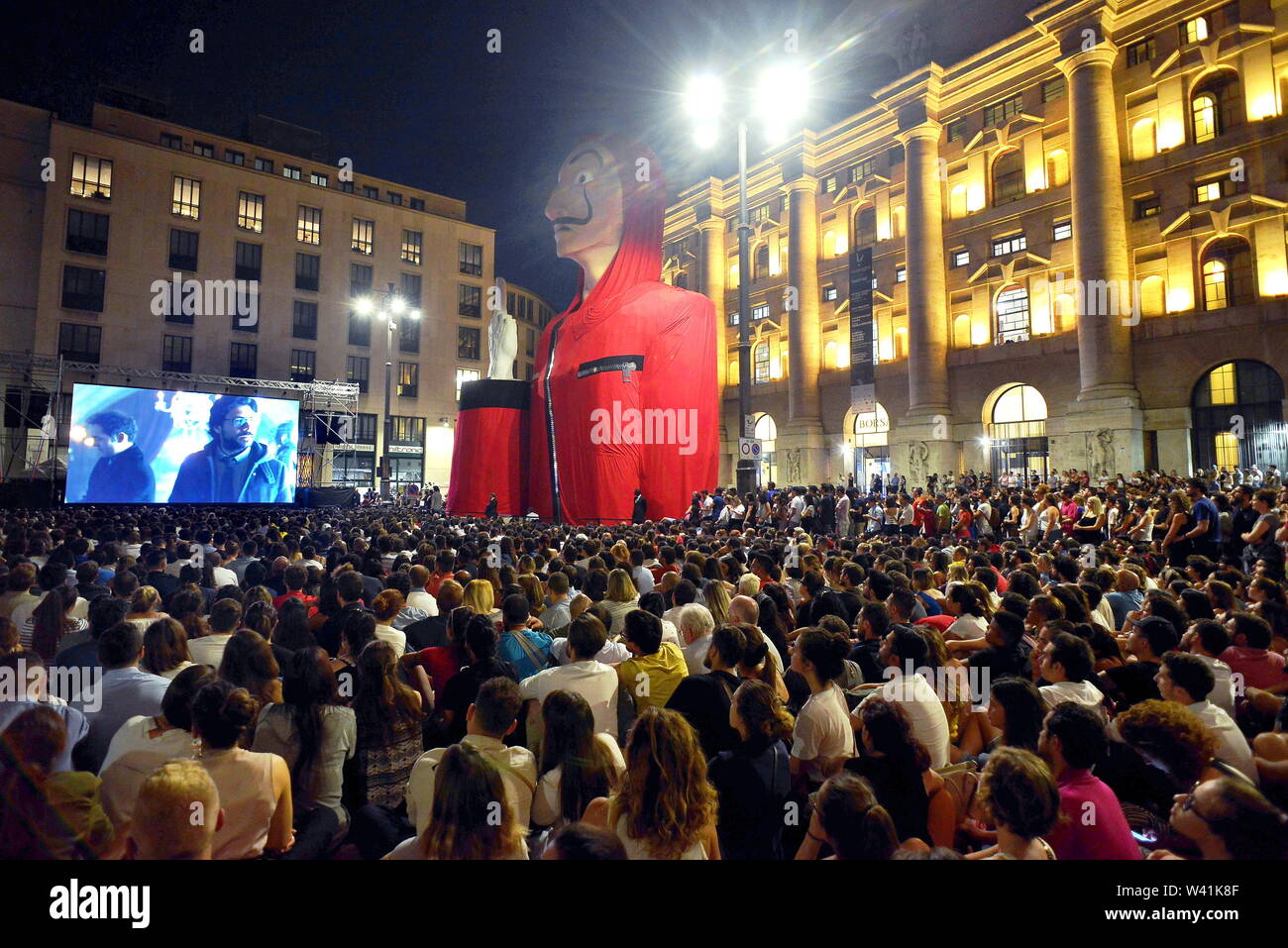 Piazza Affari anteprima della serie televisiva, La Casa di carta, una piazza piena di spettatori (Maurizio Maule/fotogramma, Milano - 2019-07-19) p.s. la foto e' utilizzabile nel rispetto del contesto in cui e' stata scattata, e senza intento diffamatorio del decoro delle persone rappresentate Foto Stock