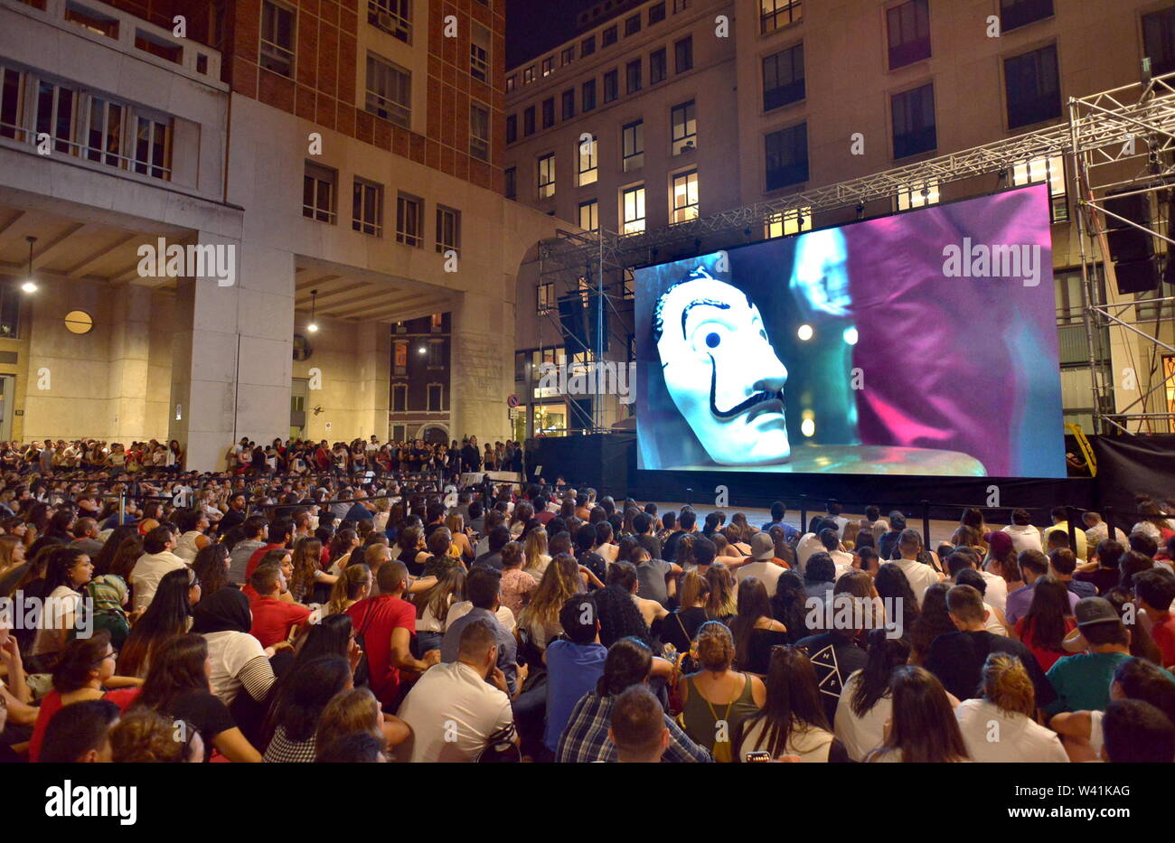 Piazza Affari anteprima della serie televisiva, La Casa di carta, una piazza piena di spettatori (Maurizio Maule/fotogramma, Milano - 2019-07-19) p.s. la foto e' utilizzabile nel rispetto del contesto in cui e' stata scattata, e senza intento diffamatorio del decoro delle persone rappresentate Foto Stock