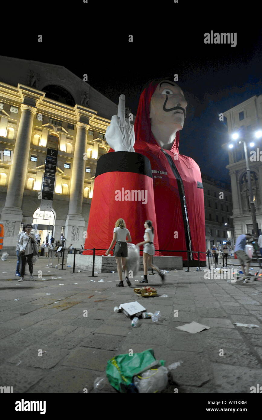 Piazza Affari anteprima della serie televisiva, La Casa di carta, una piazza piena di spettatori, pulizia della piazza fatta dagli organizzatori stessi (Maurizio Maule/fotogramma, Milano - 2019-07-19) p.s. la foto e' utilizzabile nel rispetto del contesto in cui e' stata scattata, e senza intento diffamatorio del decoro delle persone rappresentate Foto Stock