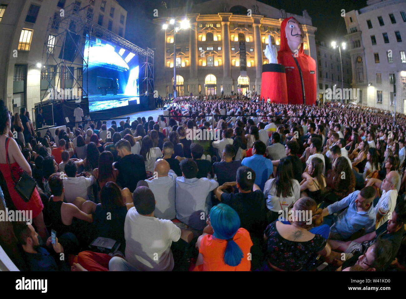 Piazza Affari anteprima della serie televisiva, La Casa di carta, una piazza piena di spettatori (Maurizio Maule/fotogramma, Milano - 2019-07-19) p.s. la foto e' utilizzabile nel rispetto del contesto in cui e' stata scattata, e senza intento diffamatorio del decoro delle persone rappresentate Foto Stock