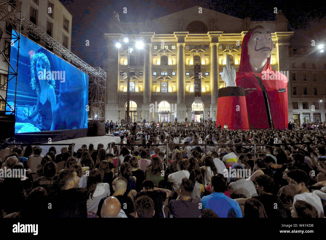 Piazza Affari anteprima della serie televisiva, La Casa di carta, una piazza piena di spettatori (Maurizio Maule/fotogramma, Milano - 2019-07-19) p.s. la foto e' utilizzabile nel rispetto del contesto in cui e' stata scattata, e senza intento diffamatorio del decoro delle persone rappresentate Foto Stock