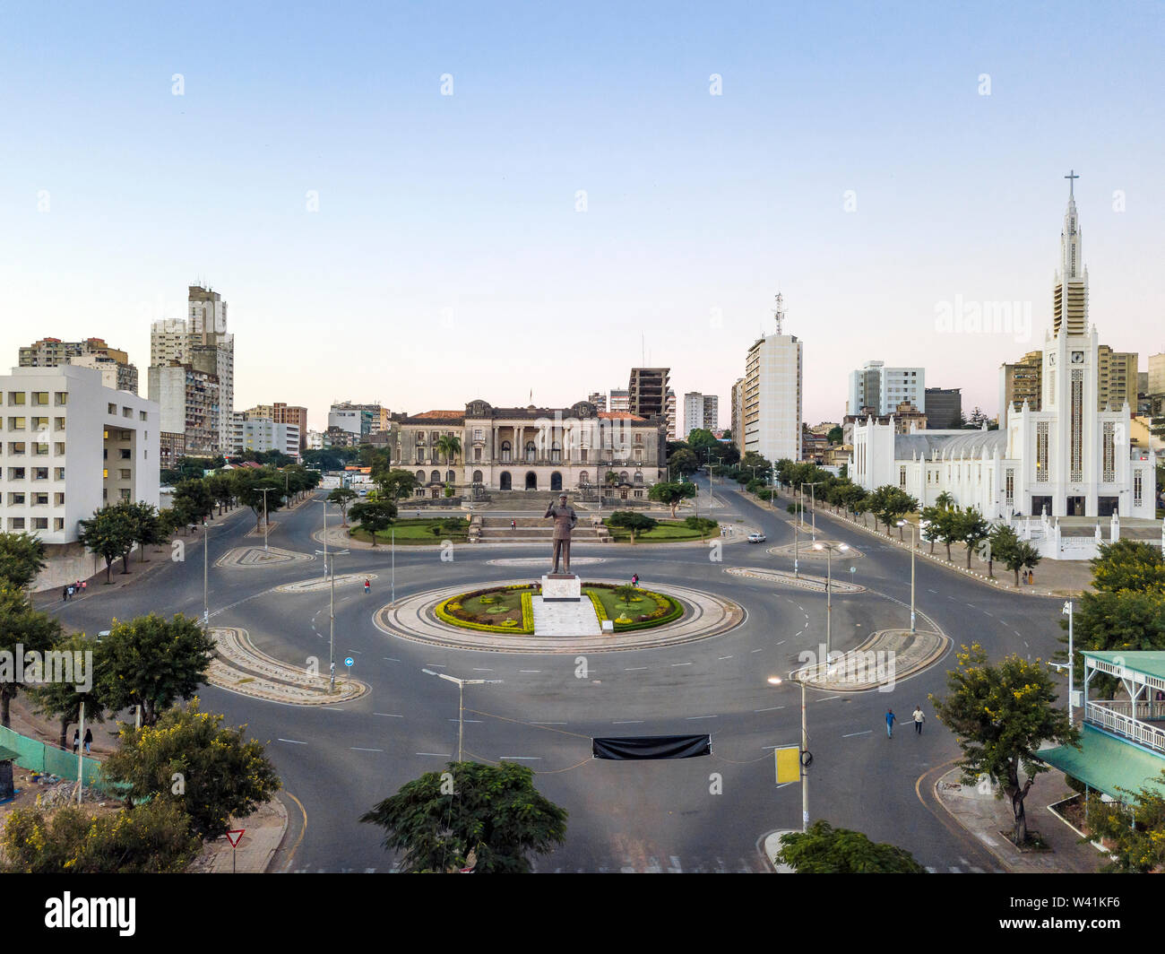 Piazza Indipendenza con il Municipio e la principale Cathedra inl downtown di Maputo, Mozambico Foto Stock