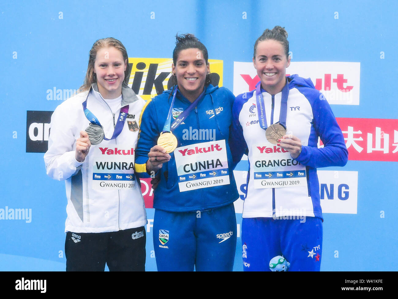 Yeosu, Corea del Sud. 19 Luglio, 2019. Medaglia d'oro Ana Marcela Cunha (C) del Brasile, medaglia d'argento Finnia Wunram (L) della Repubblica federale di Germania e la medaglia di bronzo Lara Grangeon di Francia posa per foto durante la cerimonia di premiazione della donna 25km di nuoto in acque libere al 2019 Campionati del Mondo di nuoto FINA a Yeosu, Corea del Sud, 19 luglio 2019. Credito: Wang Jingqiang/Xinhua/Alamy Live News Foto Stock