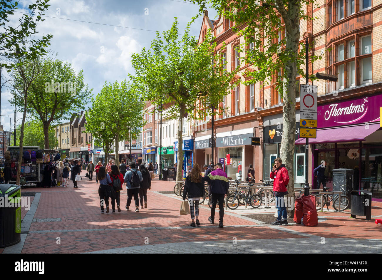 Broad Street, shopping nella principale strada dello shopping di Reading, Berkshire Foto Stock